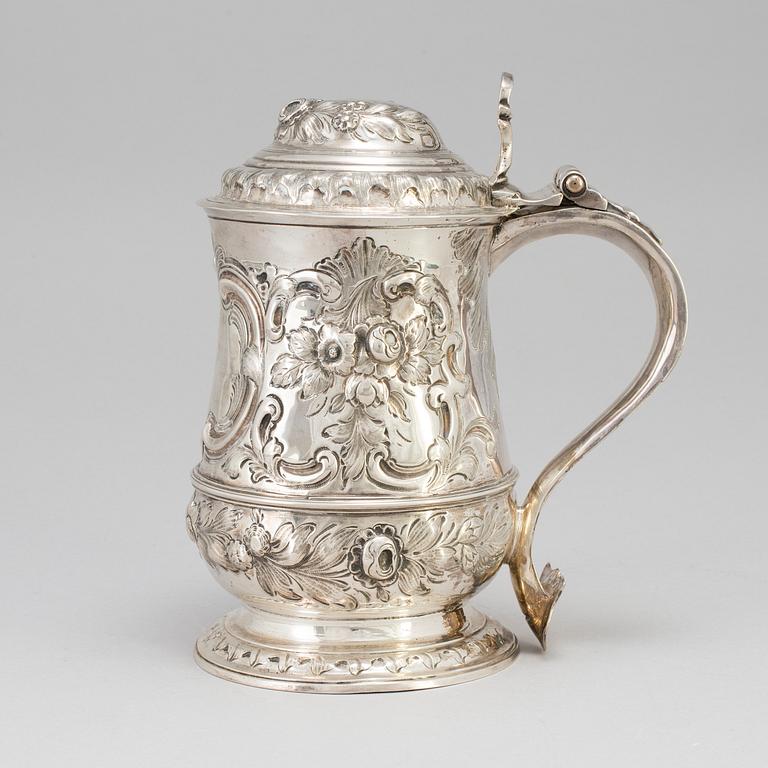 A silver drinking tankard London 1751. Weight ca 740 gram.