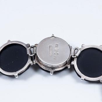 COLLIER OCH BROSCH, silver och svart onyx, Carl August Hedblom, Stockholm, 1888. Tot vikt 114,9 g.