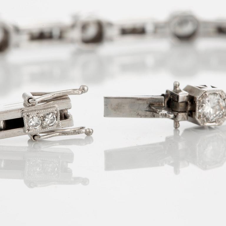 Armband med runda briljant- och åttkantslipade diamanter total vikt ca 4 ct.