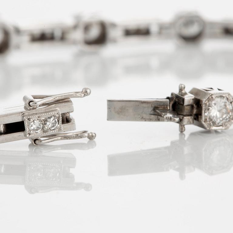 A bracelet set with round brilliant- and eight-cut diamonds with a total weight of ca 4 cts.