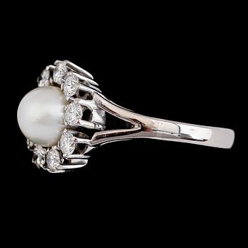 RING, 18 k guld, 9 briljantslipade diamanter tot ca 0.72 ct, odlad pärla, svenska stämplar RGW, 1961.