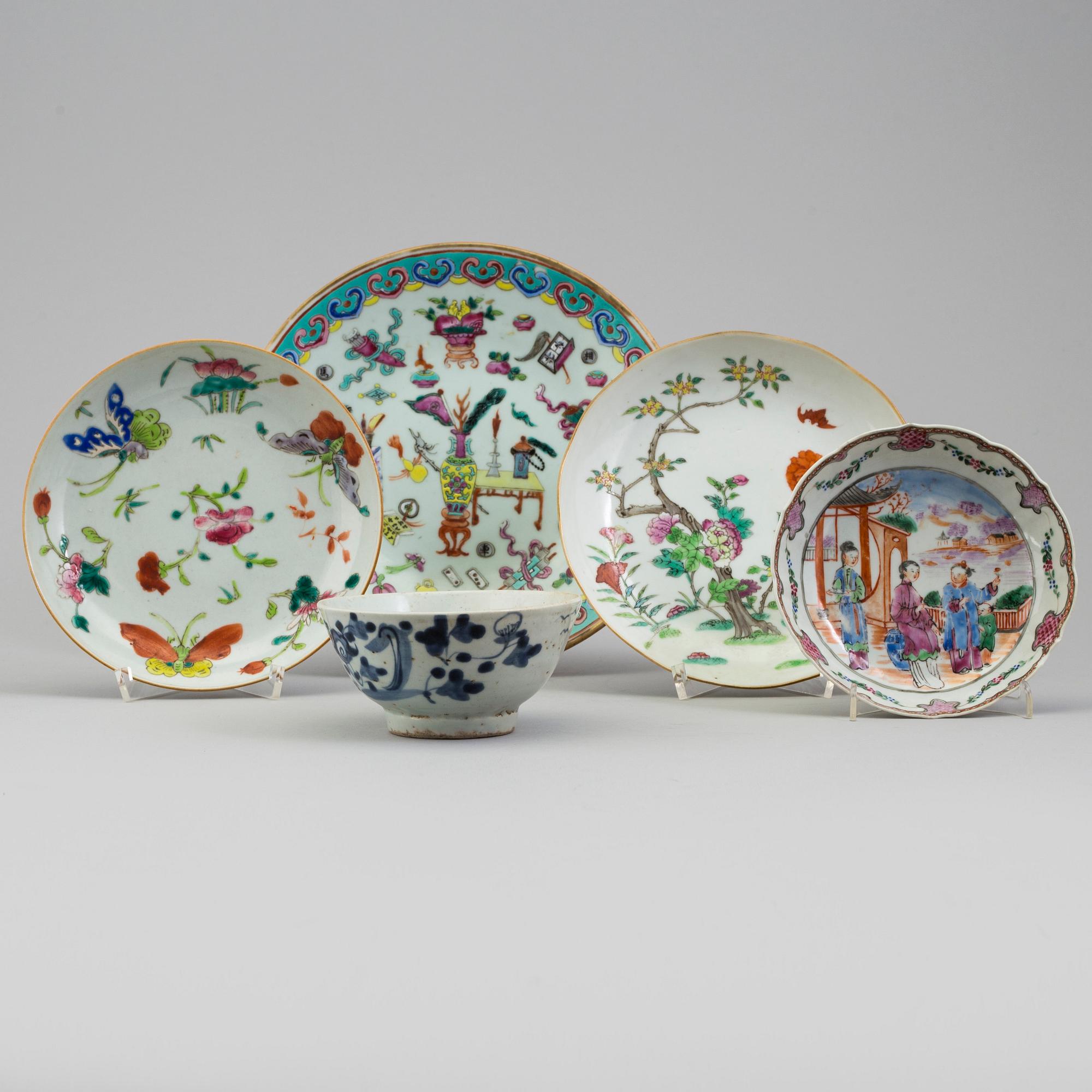 A CHINESE PORCELAIN BOWL AND FOUR PLATES, 18th/19th century.