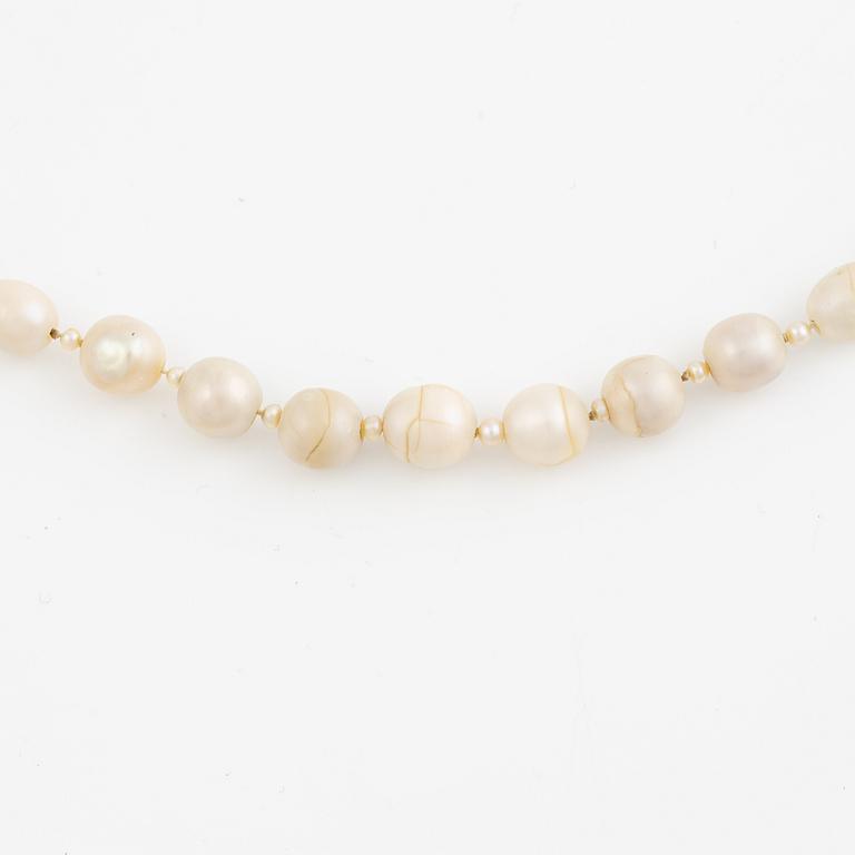 Pärlcollier, med doserade troligen flodpärlor, lås 18K guld och silver med rosenslipade diamanter och grön sten.