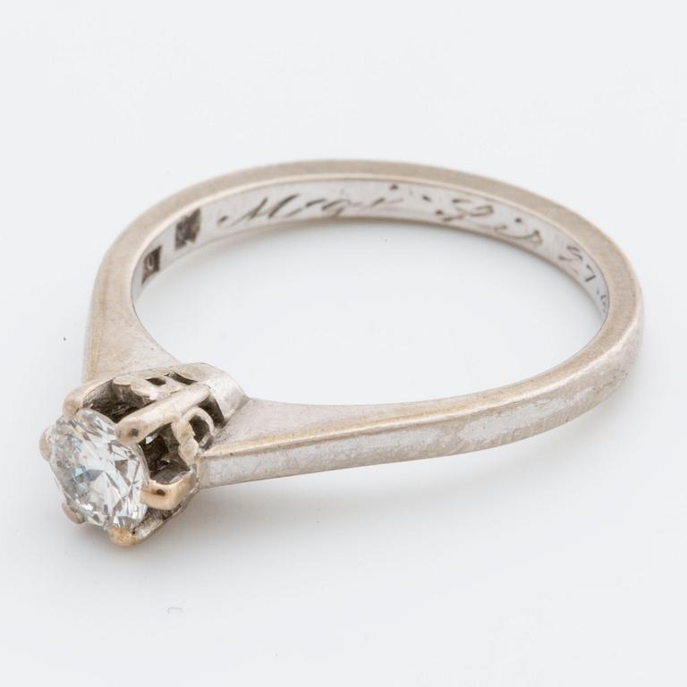 RING 18K whitegold 1 brilliant-cut diamond approximately 0,30 ct.