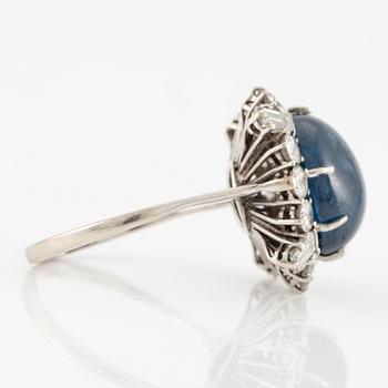 Ring, 18K vitguld med cabochonslipad safir och baguette- och briljantslipade diamanter.