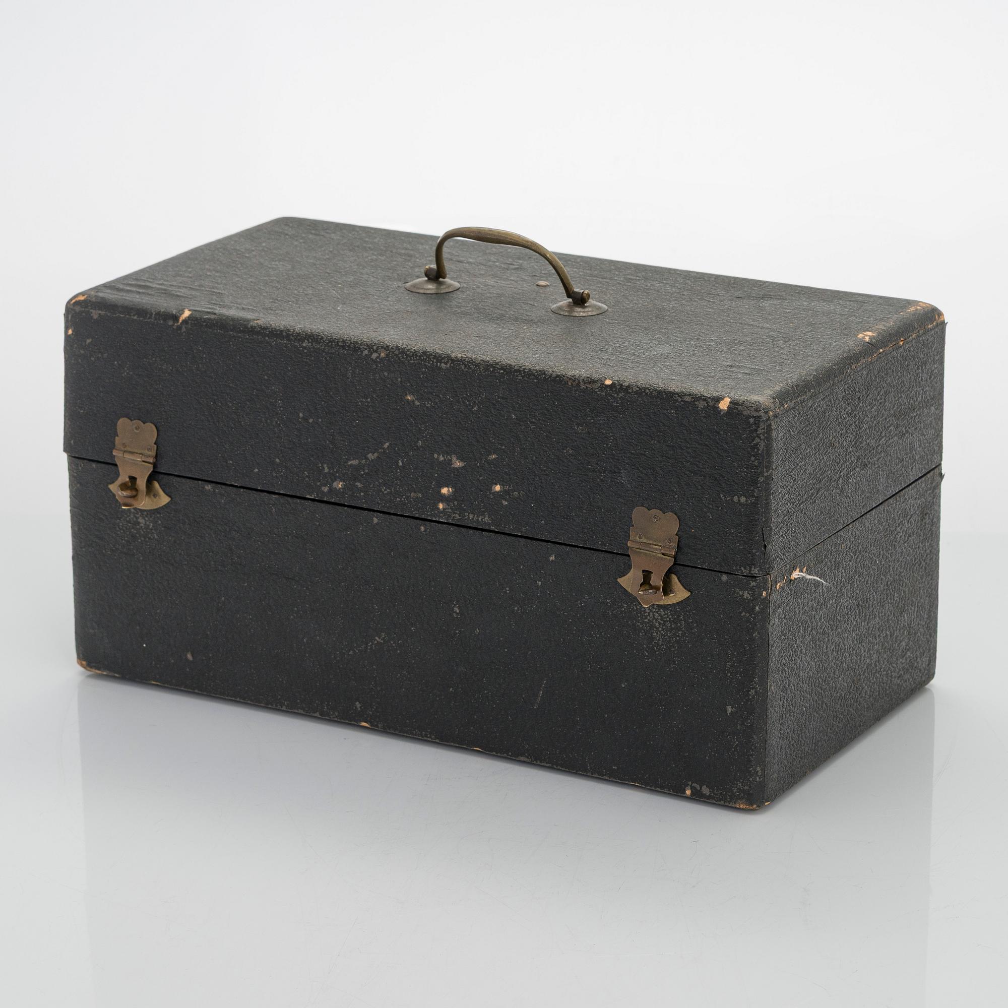 Nattvardskalk med paten, silver, Paris 1798-1809 och Frankrike 1800-tal. I schatull.
