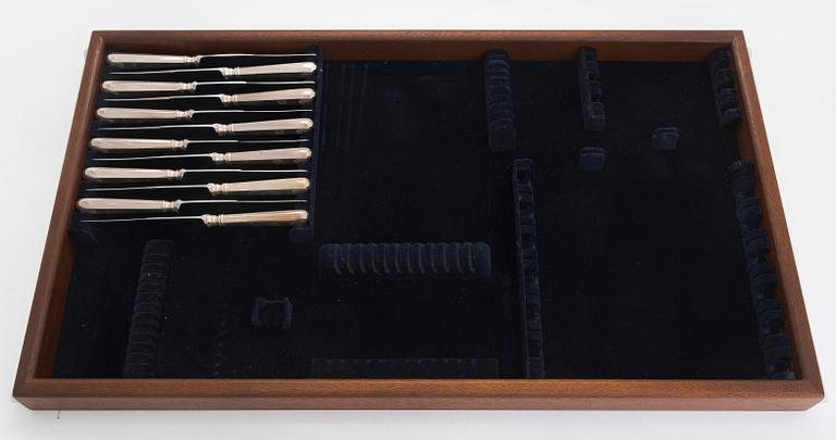 A 174-piece shell model silver cutlery set in a cutlery cabinet,   Finnish hallmarks, mostly from 1922-74.
