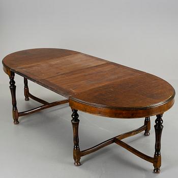 MATSALSGRUPP, 14 stolar samt bord. Bonad björk, omkring 1920.