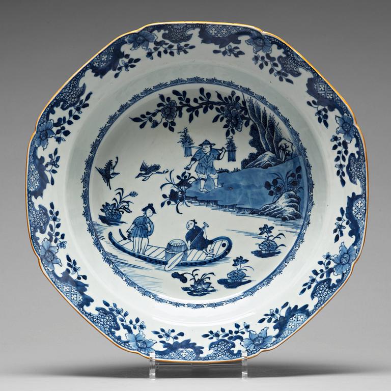 A blue and white basin, Qing dynasty, Qianlong (1736-95).