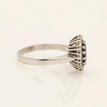 Ring, 18k vitguld med briljantslipade diamanter och safir.