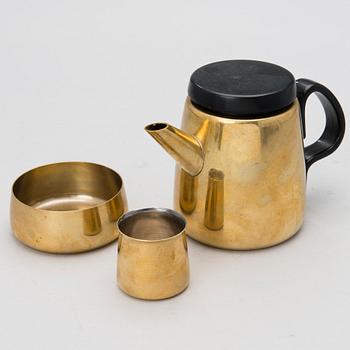 HENNING KOPPEL, KANNA, SOCKERSKÅL och GRÄDDKANNA i mässing, för Georg Jensen, Danmark. Modellen formgiven 1970.