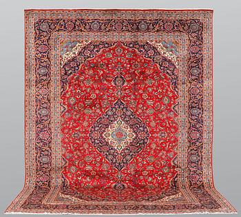 A carpet, Kashan, ca 401 x 302 cm.