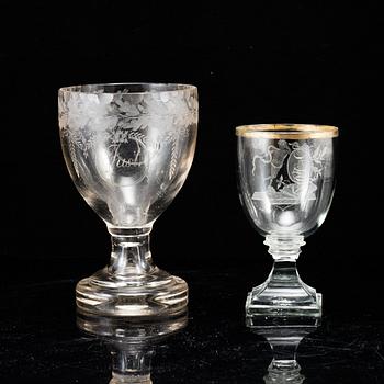 GLAS, två stycken. Sengustavianska, omkring 1800.