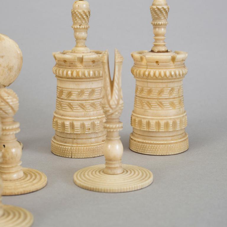 A Barleycorn chess set, 32 pieces.