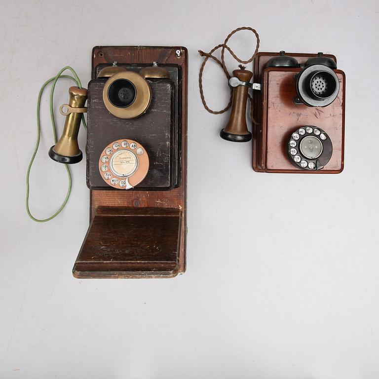 VÄGGTELEFONER, 2 st, England, 1900-talets första hälft.