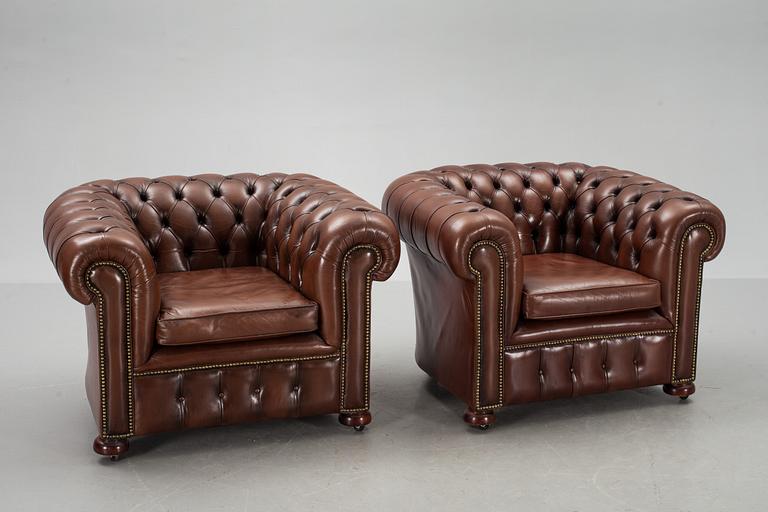 FÅTÖLJER, ett par, Chesterfield-modell 1900-talets andra hälft.