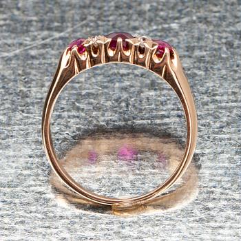 RING, guld 18K med 3 st rubiner tot. ca 0,70 och 4 st gammalslipade diamanter tot 0,08 ct. Vikt 3,4 g.