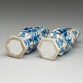 A pair of blue and white vases, Qing dynasty, Kangxi (1662-1722).