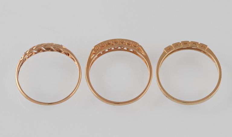 RINGAR, 3 st, 18K guld samt åttkantslipade diamanter, kattfotstämplade. Vikt 5,8 gram.