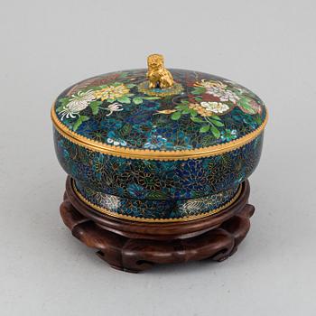 A Chinese cloisonne bowl with cover, 20th century.