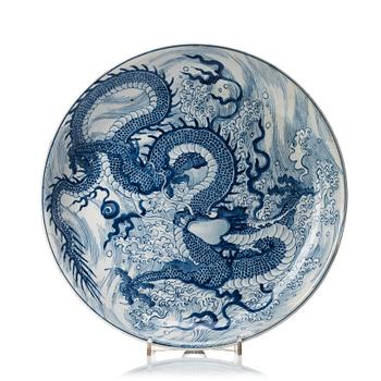 A blue and white dragon dish, Qing dynasty, Kangxi (1662-1722).