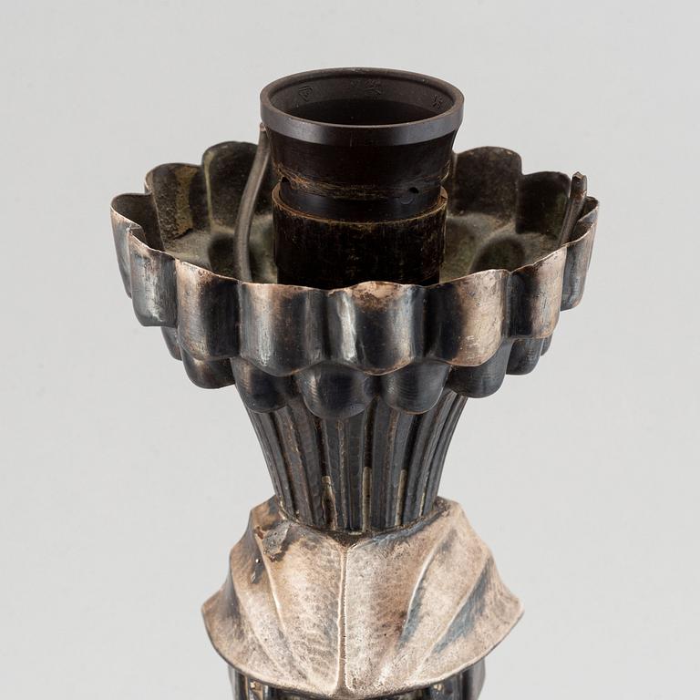 Wilhelmina "Tiddit" Wendt, table lamp with sculpture. An Atelier Torndahl white metal table lamp, Sweden.