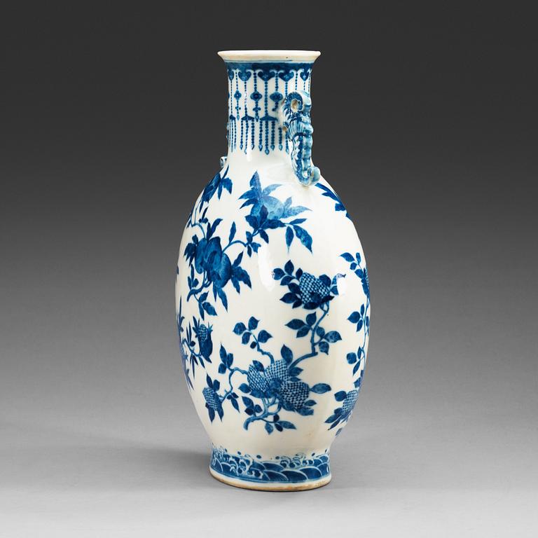 PILGRIMSVAS, porslin. Qing dynastin, 1800-tal med Kangxi sex karaktärers märke.