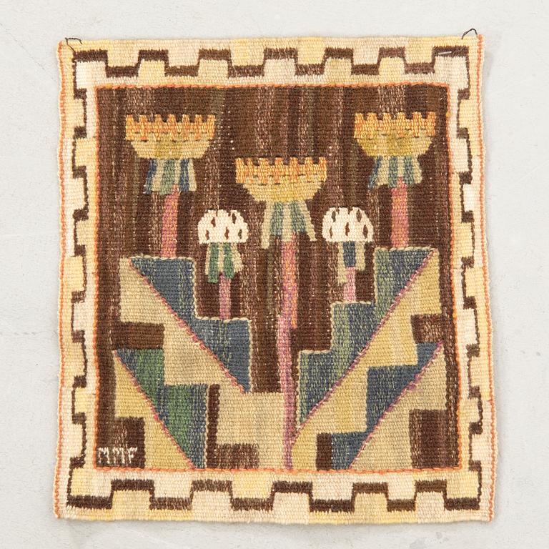 Märta Måås-Fjätterström, vävnad "Maskros" signerad gobelängteknik, etikettmärkt ca 36,5x32 cm.