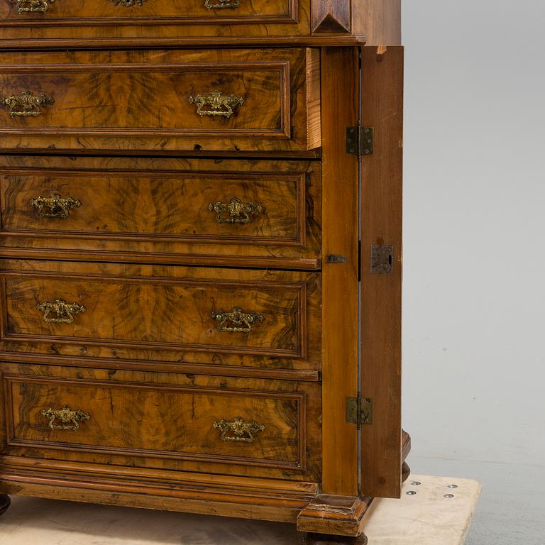 A late 19th century chest of drawers.