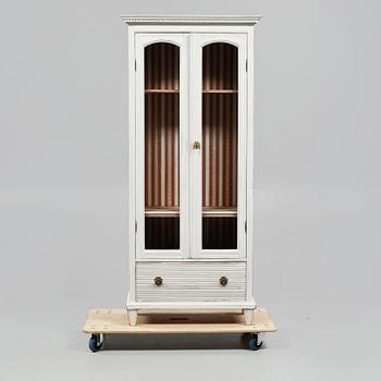 VITRINSKÅP, delvis 1900-talets första hälft.