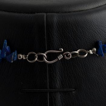 HÄNGSMYCKE, lapis lazuli, silverlås. 1900-talets slut.