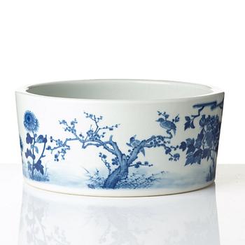 A blue and white flower pot, Qing dynasty, circa 1900.