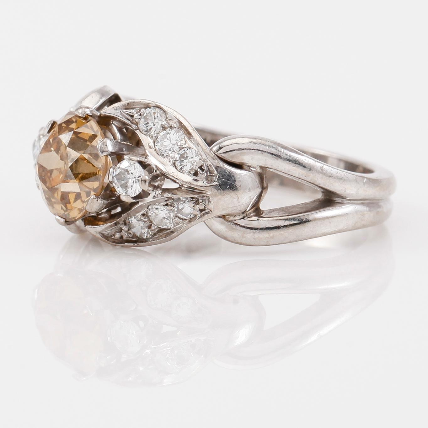 RING, 18K vitguld, gammalslipad diamant ca 1.50 ct, 14 mindre diamanter tot ca 0.40 ct, svenska stämplar.