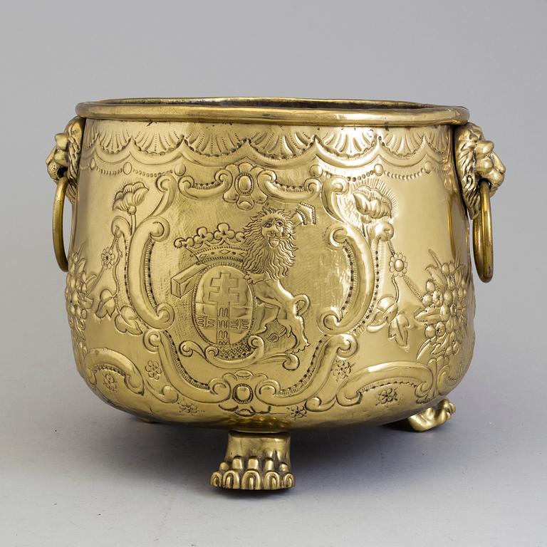 A BRASS FLOWER POT, 18th/19th century.