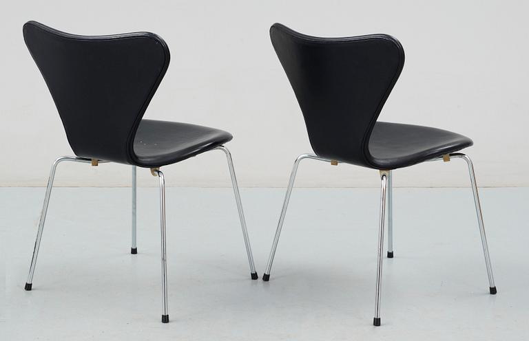 STOLAR, ett par "Sjuan", Arne Jacobsen för Fritz Hansen, 1981.