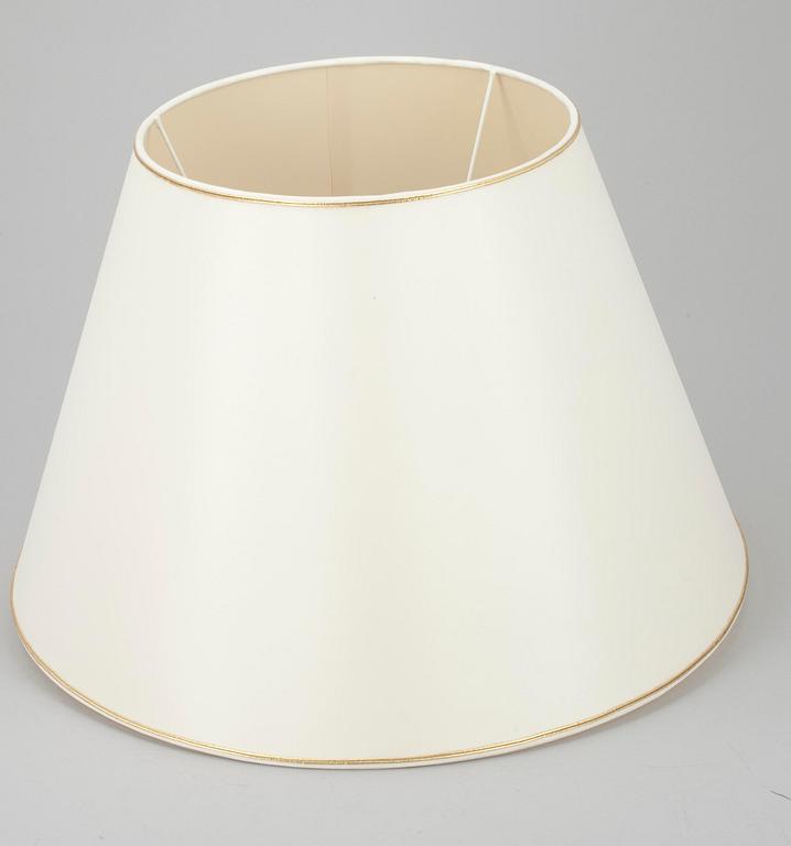 BORDSLAMPOR, ett par, keramik samt mässing, Frankrike 1800-talets slut.