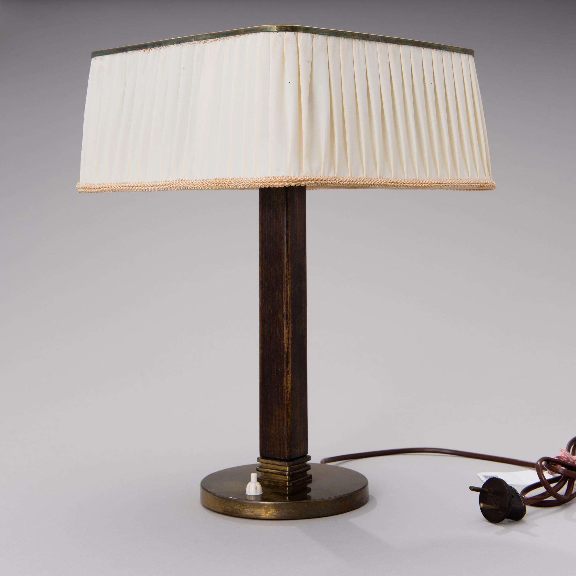 A 1940s table lamp  model 5066, manufactured by Taito Oy, Finland.