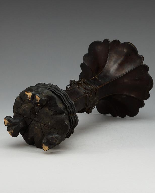 A bronze vase, Qing dynasty (1644-1912).