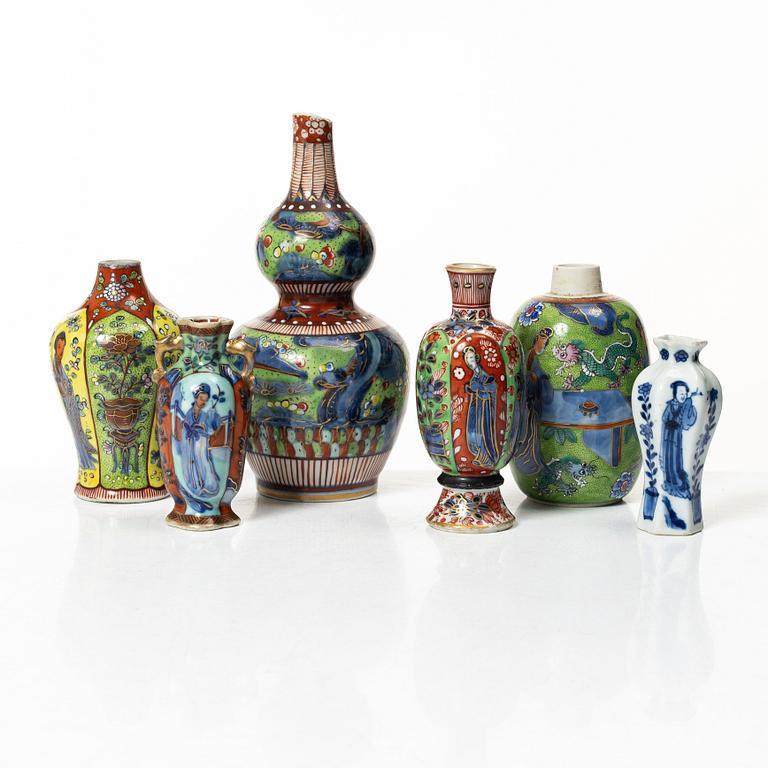 Six clobbered porcelain vases, China, Qingdynasty, 18th century.