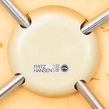 ARNE JACOBSEN, STOLAR, 2 st, "Sjuan", Fritz Hansen, 1988/1992.