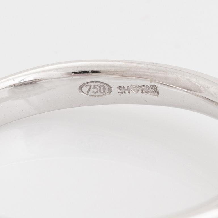 Ring, med radiantslipad light yellow diamant.