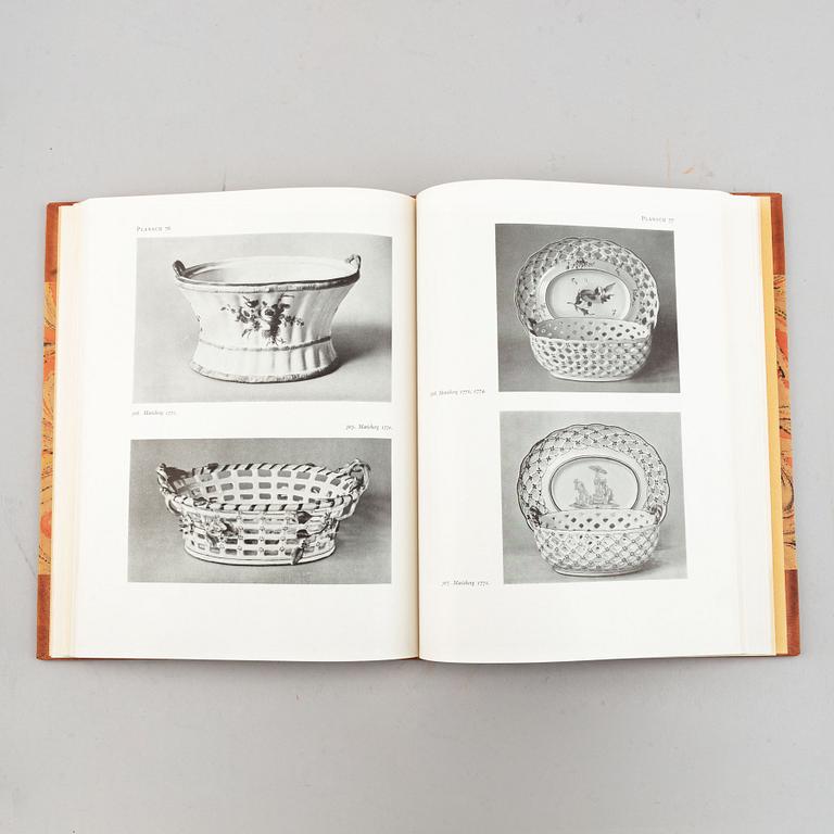 Böcker, 3 st, kataloger, bl.a. "Waldemarsuddes Konstsamling" med dedikation av Prins Eugen 1942.