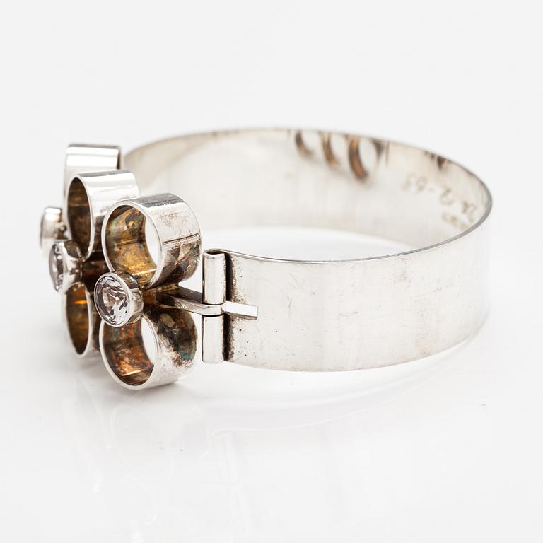 A silver bracelet with synthetic spinelles. Salovaara Ky kultaseppä, Kaarina 1966.