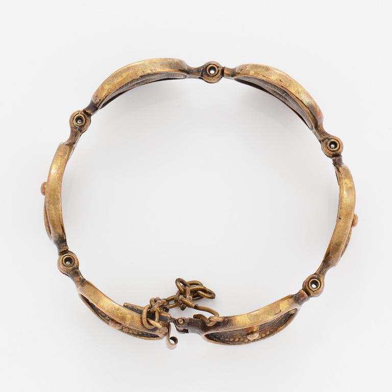 A Jorma Laine bracelet in bronze.