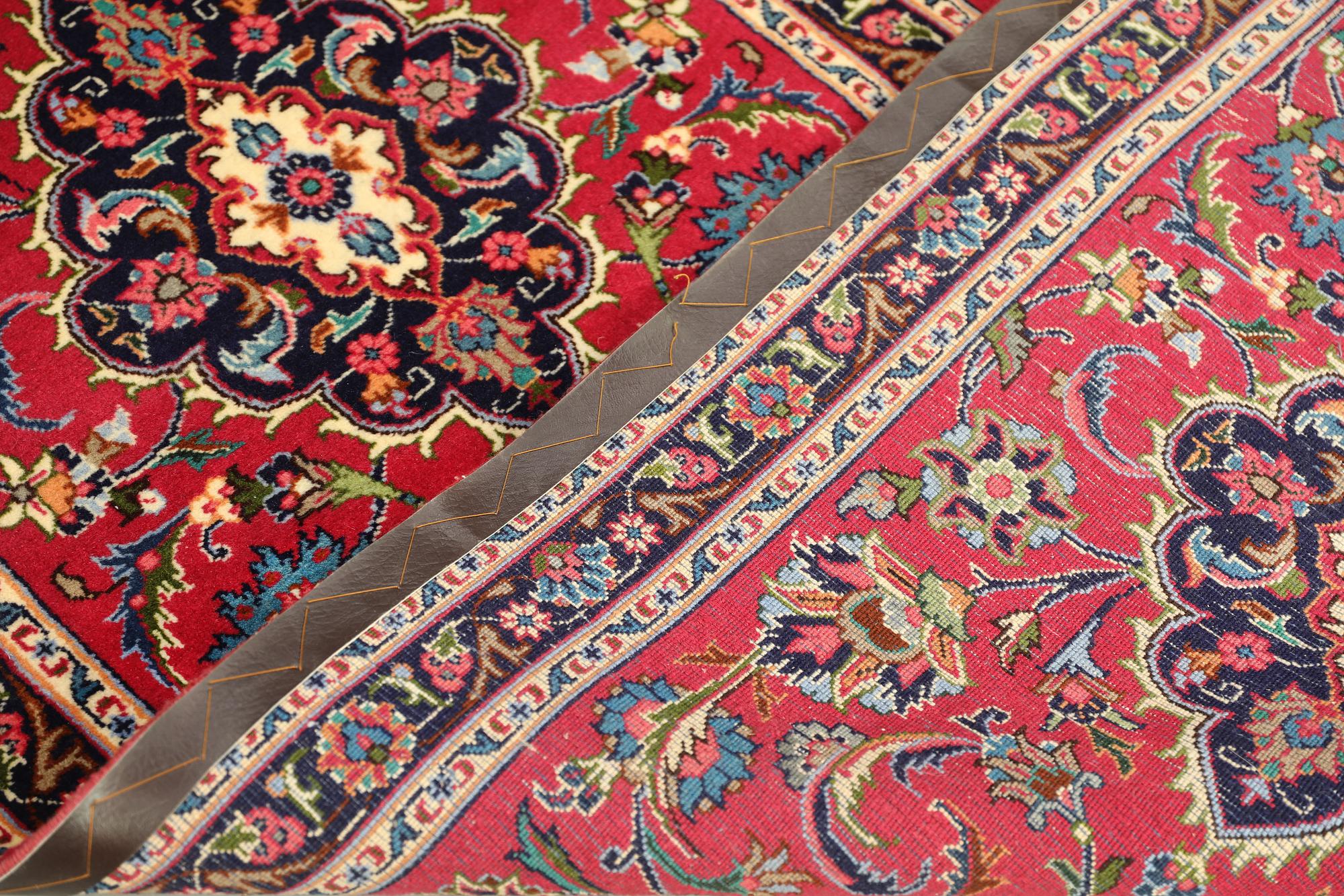 A Meshed runner, approx. 396 x 88 cm.