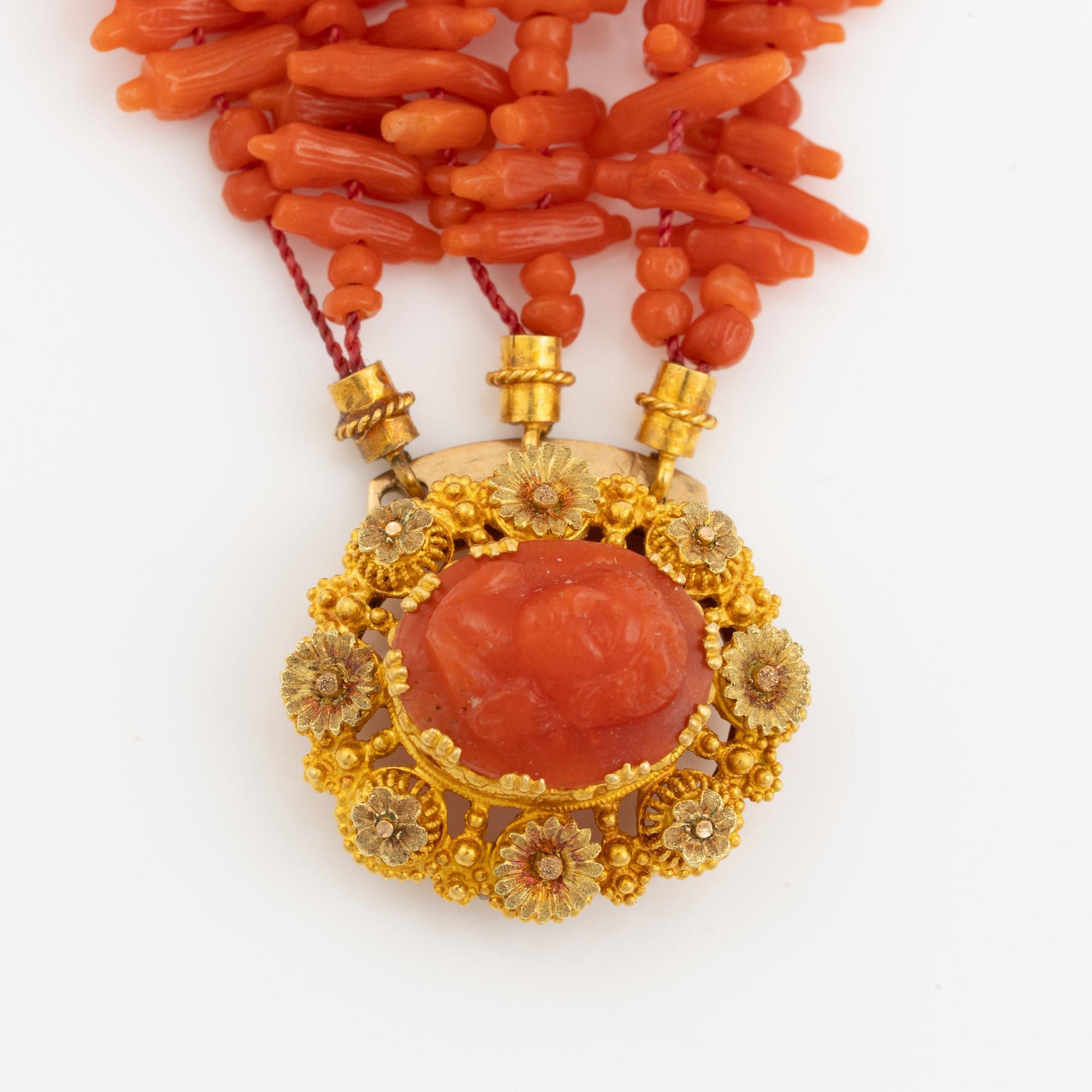 Armband av korall lås 18K guld med korallcamé.