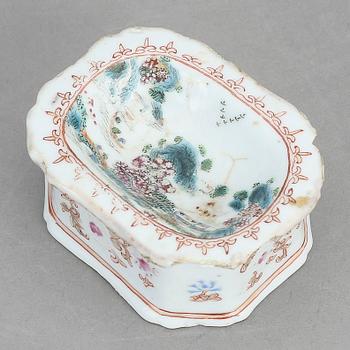 SALTKAR OCH FAT, porslin, Qianlong, Kina 1700-tal resp Japan tidigt 1900-tal.