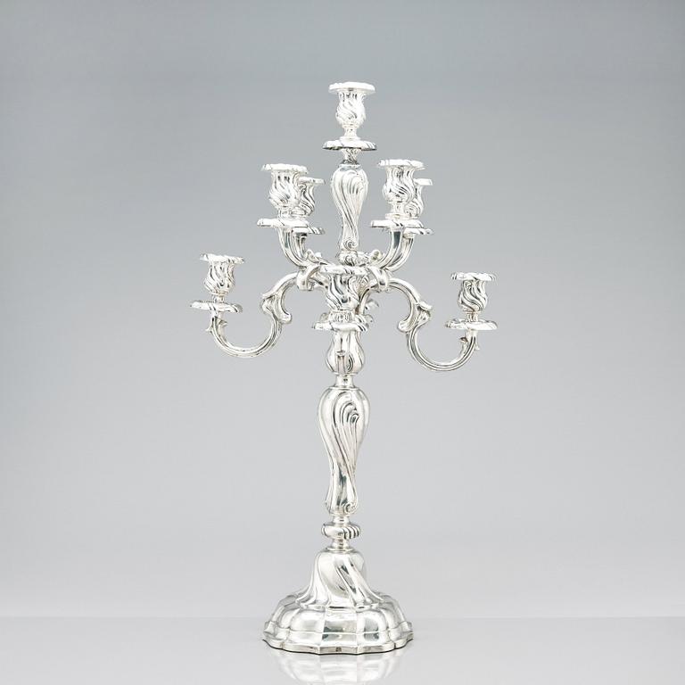 Hermann Julius Wilm, kandelabrar, silver 750, ett par, Louis XV-stil, Berlin, omkring år 1900.