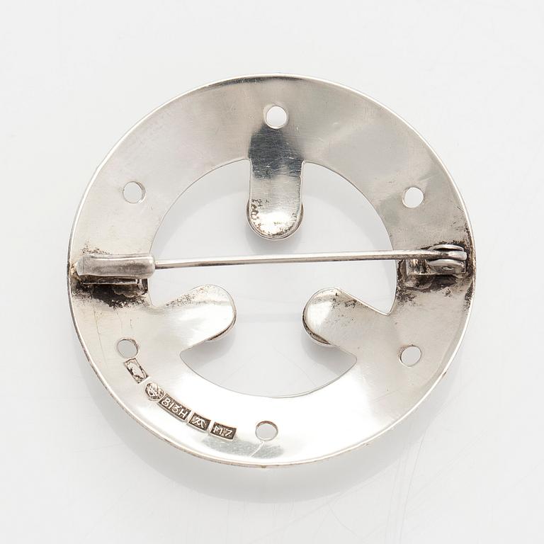 Rannekoruja, 2 kpl, sekä rintaneula, hopeaa ja värikiviä. Suomi 1958-1965.