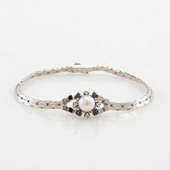 Bracelet 18K white gold with cultured pearl, round faceted sapphires and round single-cut diamonds.